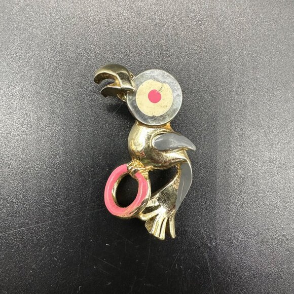 Vintage Brooch Pin 1940s Toucan Bird On Ring Gray Pink Kitschy Dress Enamel - Picture 2 of 8